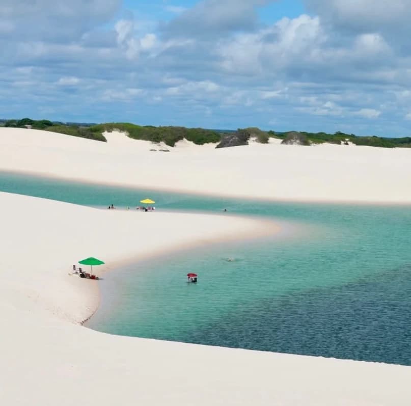 Lagoa de água cristalina entre dunas brancas nos Lençóis Maranhenses